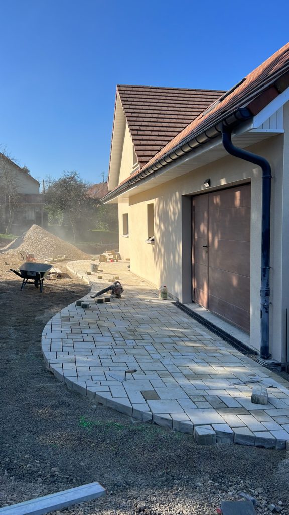 julien-nature-services - réalisation s'une cour en pavés