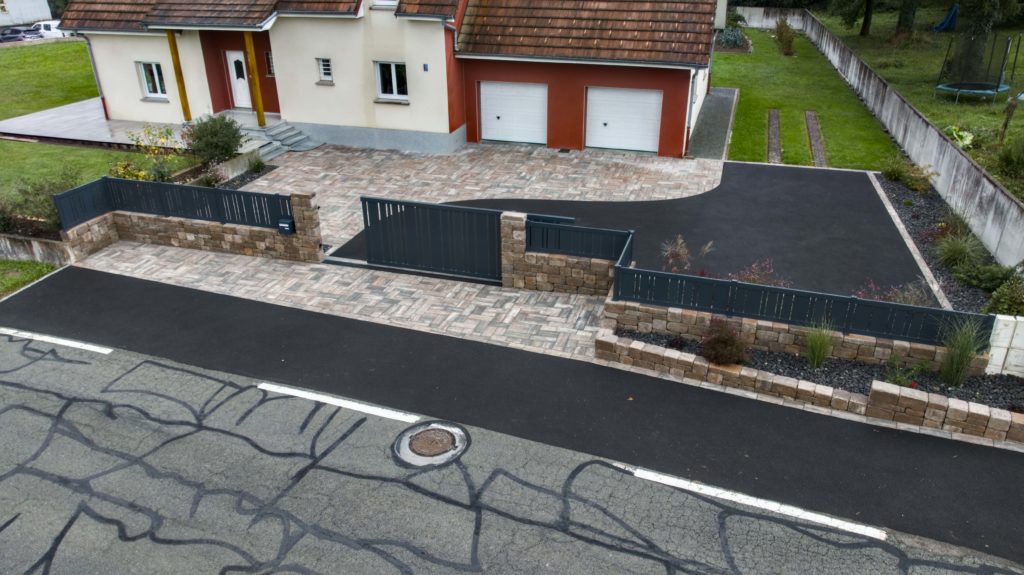 julien-nature-services - vu drone d'une cour en macadam et pavés