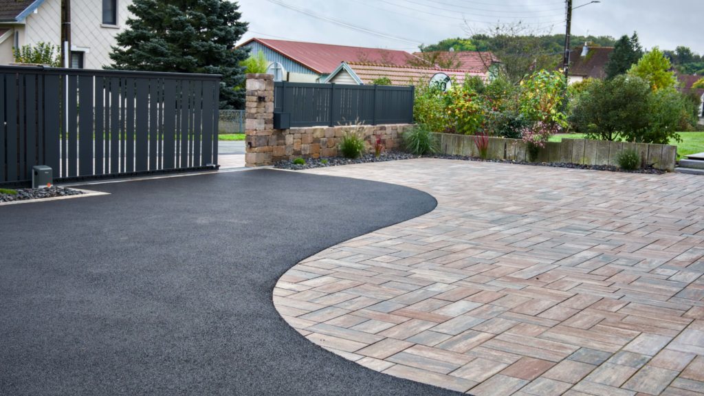 julien-nature-services - cour en dalles et macadam