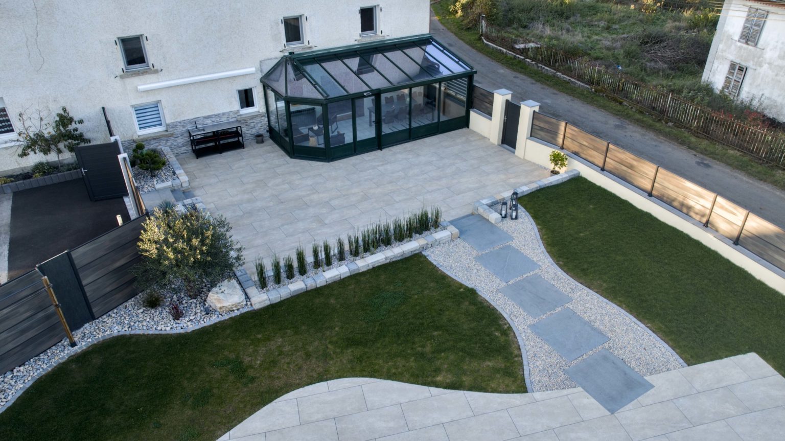 Vue par drone d'une terrasse en dalles avec aménagement paysager