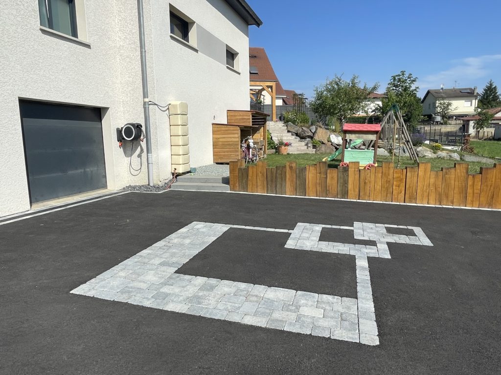 julien-nature-services - cour en macadam et motif géométrique avec des dalles