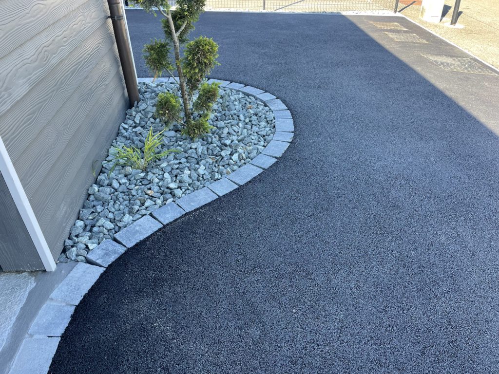 julien-nature-services - cour en macadam et aménagement de petit arbuste dans des cailloux