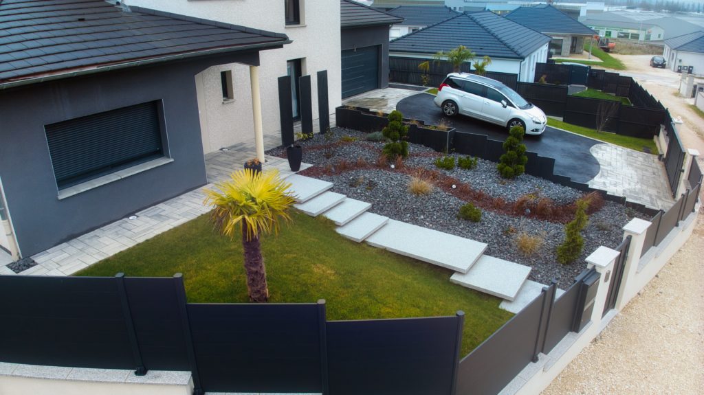 julien-nature-services - vu drone d'un aménagement paysagé avec escalier en dalles, jardin avec des cailloux et palmier dans l'herbe