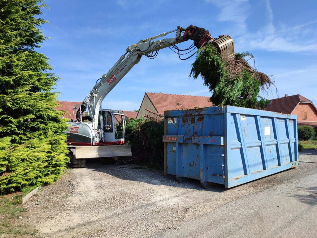 julien-nature-services - engin de chantier chargeant un camion benne de thuyas