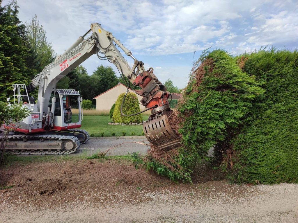 julien-nature-services - engin de chantier qui arrache des thuyas