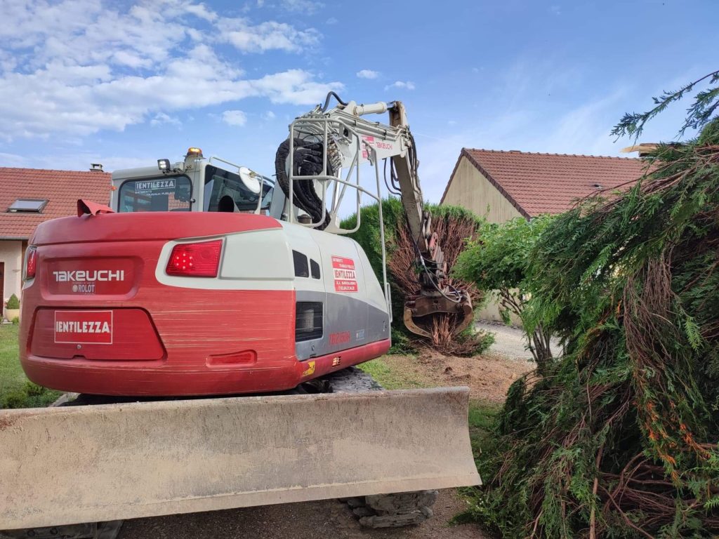 julien-nature-services - engin de chantier qui arrache des thuyas