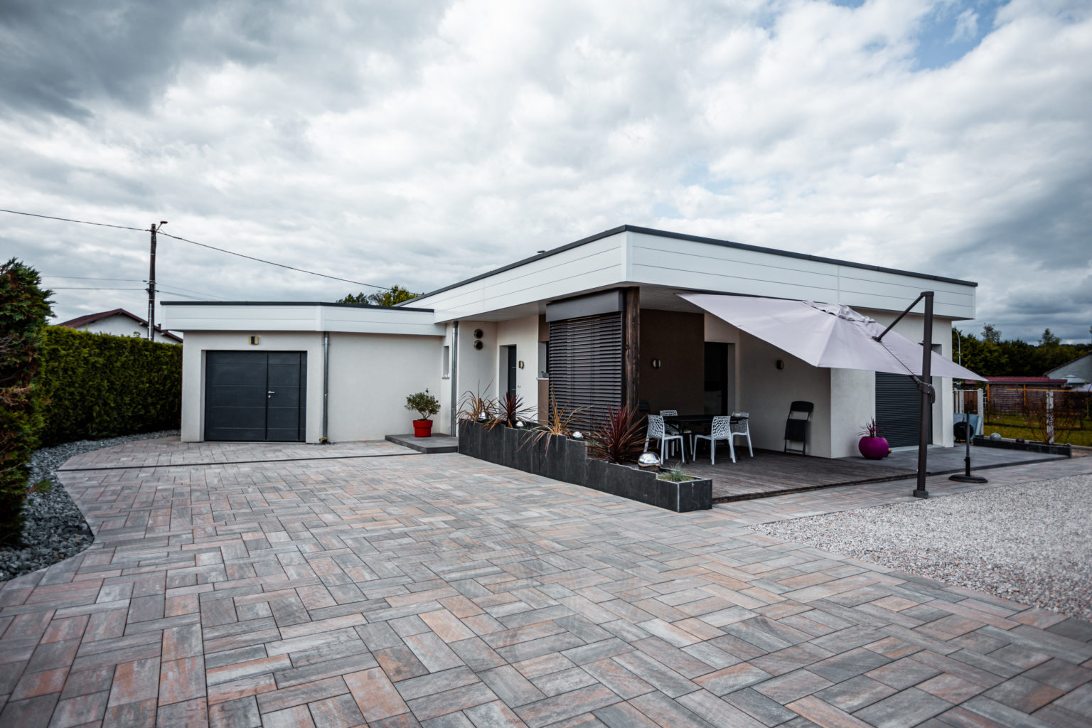 Cour et terrasse en dalles avec pergola
