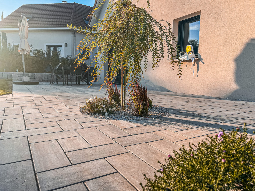 julien-nature-services - terrasse en dalles avec petit bosquet rond au centre avec des cailloux