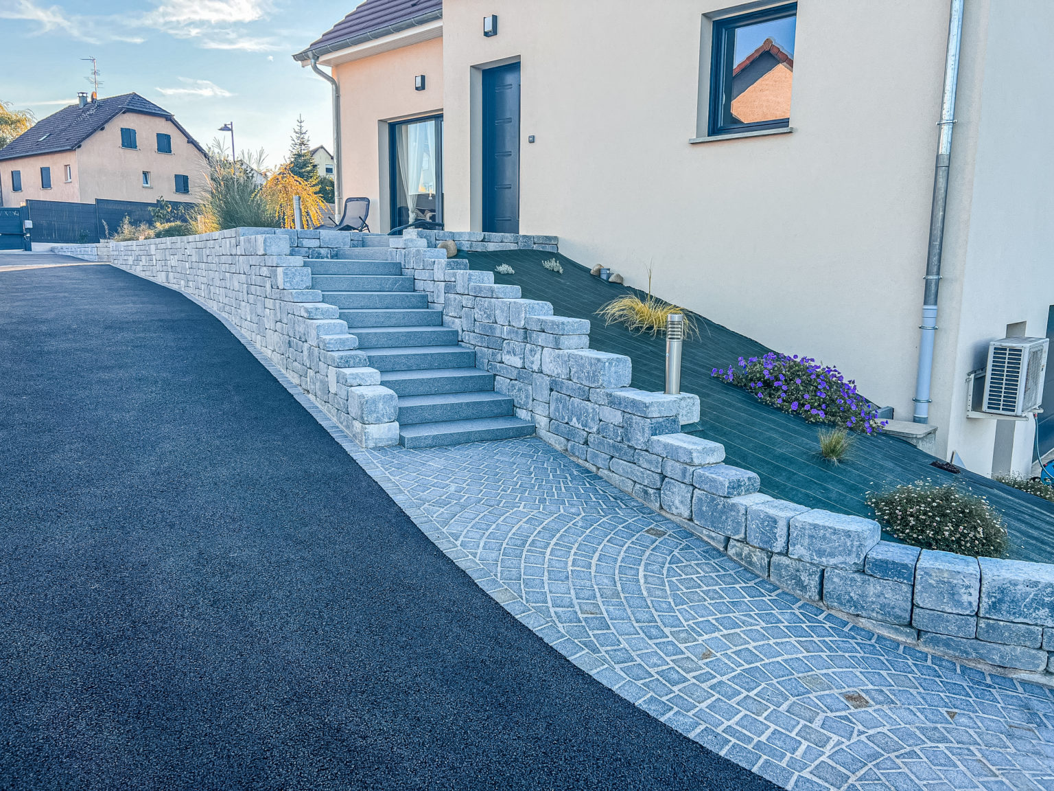 Allée en pavés avec mur en pierre et escalier extérieur