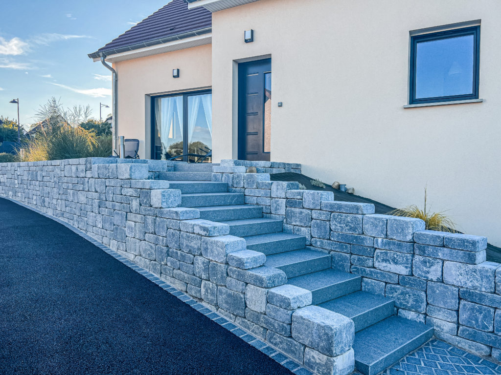 julien-nature-services - escalier en dalles avec muret en pierres