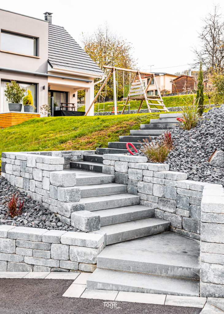 julien-nature-services - escalier en dalles et aménagement paysagé avec des pierres et des cailloux