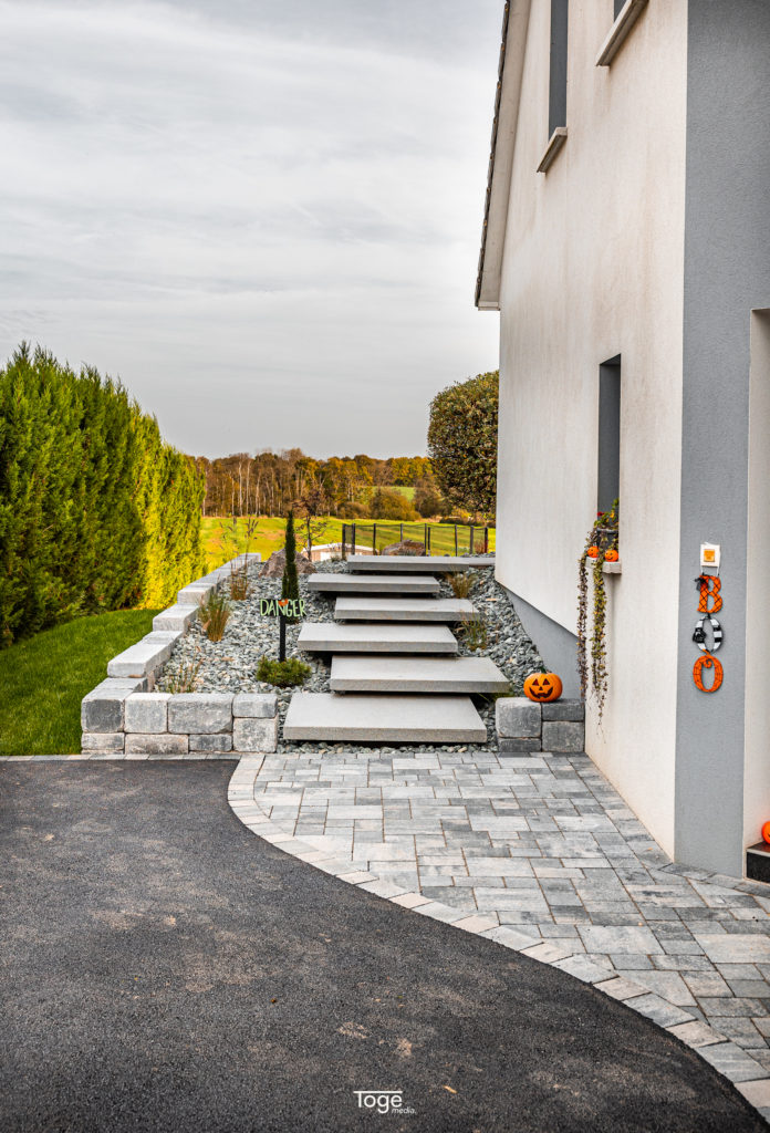 julien-nature-services - escalier en dalles et aménagement paysagé avec des pierres et des cailloux