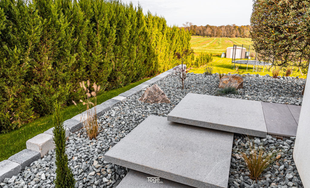 julien-nature-services - escalier en dalles et aménagement paysagé avec des pierres et des cailloux