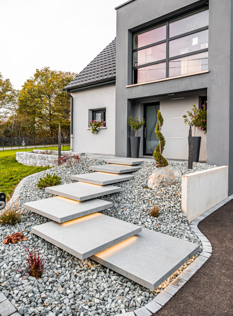julien-nature-services - escalier en dalles avec lumières intégrées et aménagement paysagé avec des pierres et des cailloux