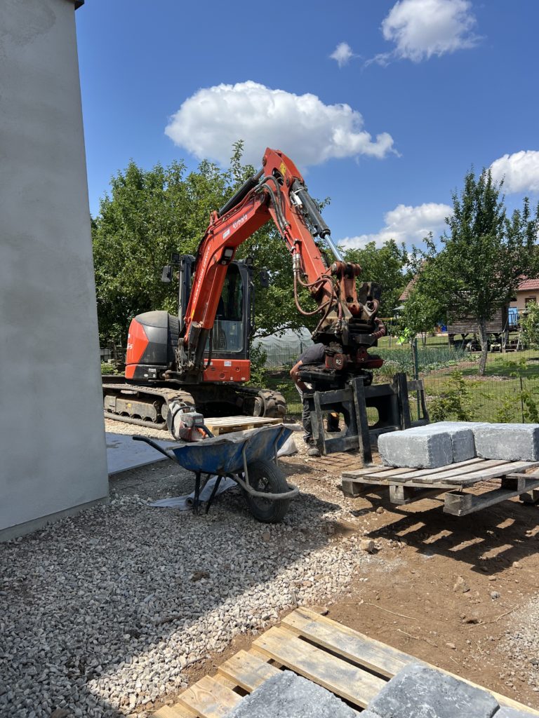 julien-nature-services - engin de chantier préparant le terrassement pour une cour