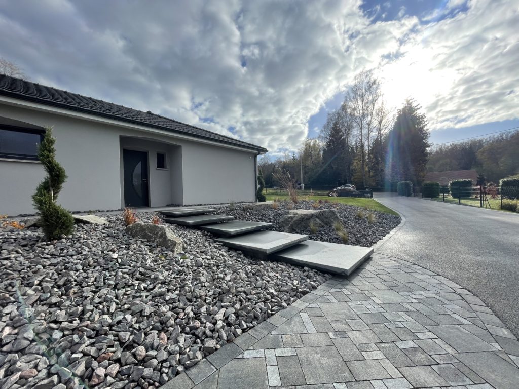 julien-nature-services - escalier en dalles et aménagement paysagé avec des pierres et des cailloux