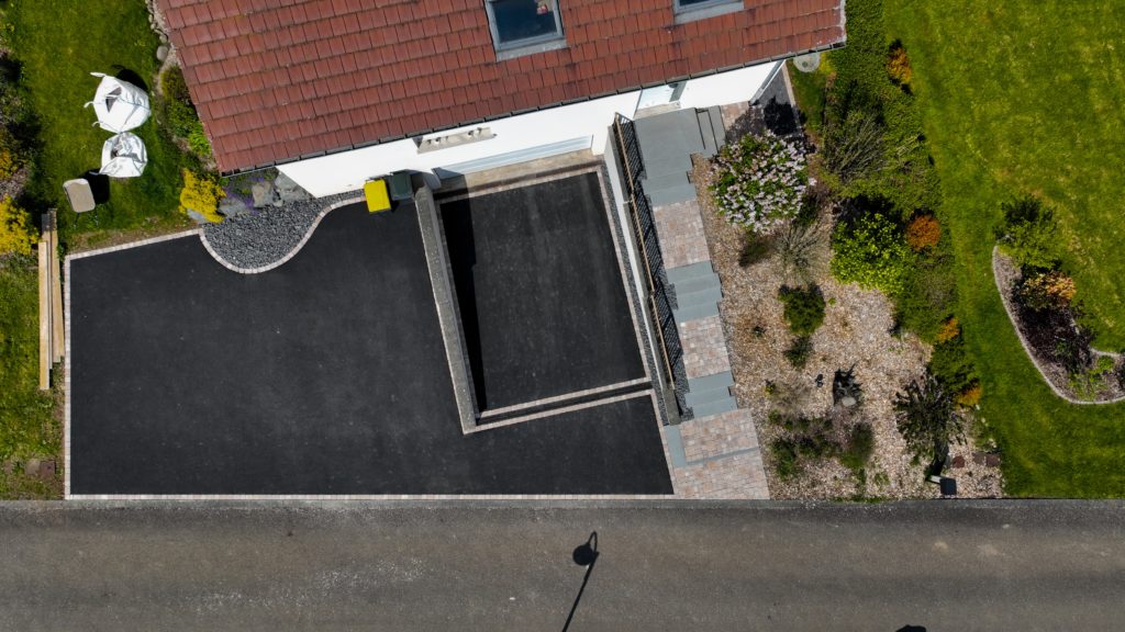julien-nature-services - vu drone d'une cour en macadam