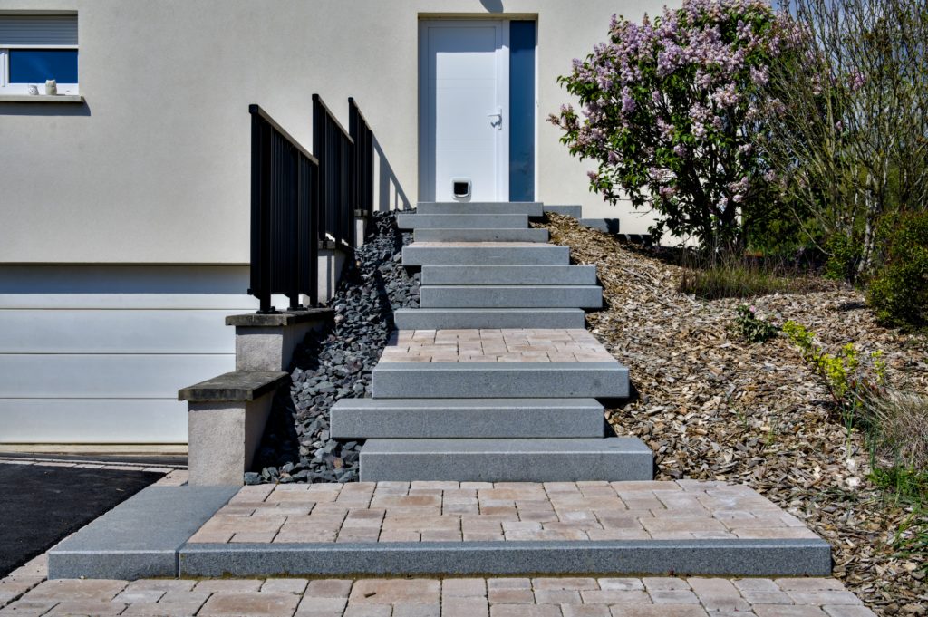 julien-nature-services - escalier en pavées devant porte d'entrée