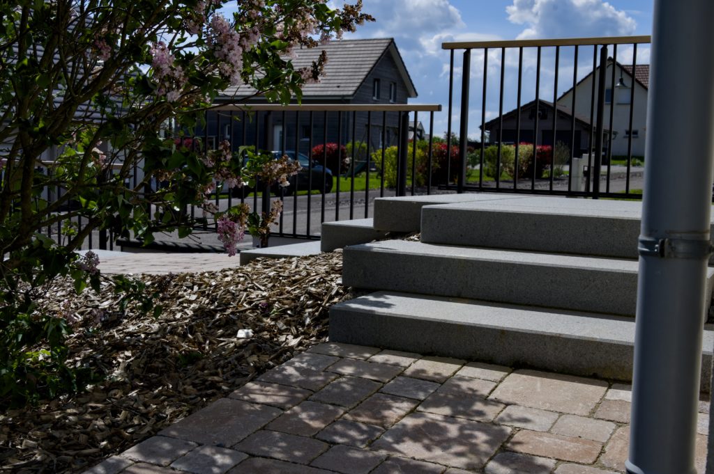julien-nature-services - escalier en dalles at aménagement paysager avec des copeaux de bois