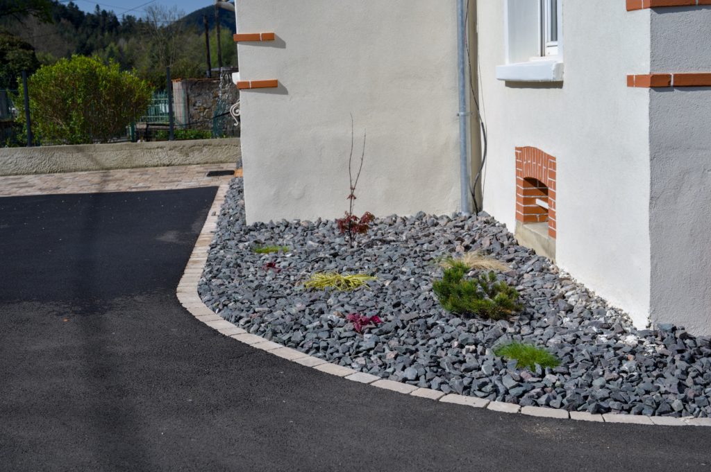 julien-nature-services - cour en macadam et aménagement de jardin avec des cailloux