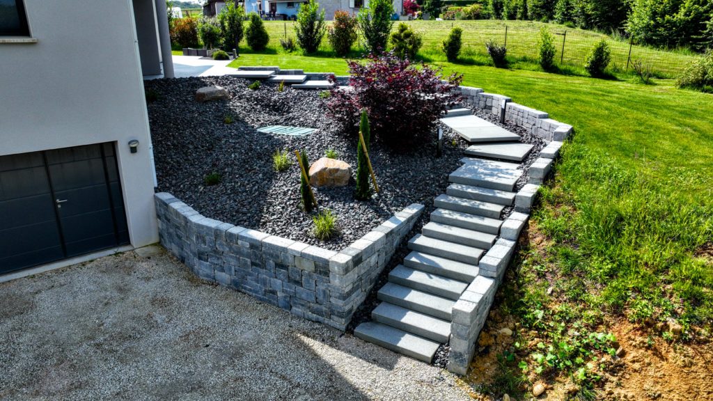 julien-nature-services - vu drone d'un escalier en dalles et aménagement jardin avec des cailloux