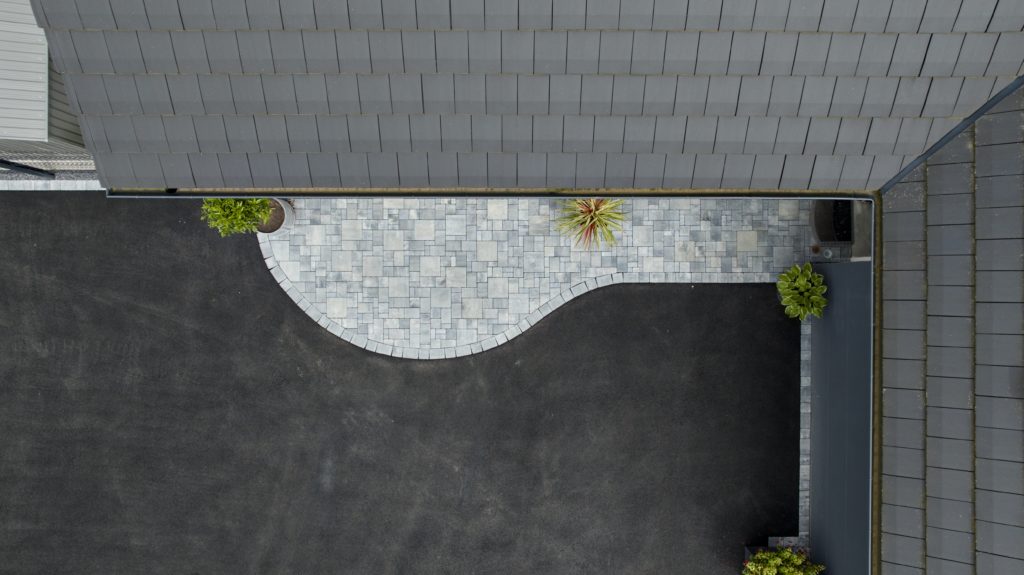 julien-nature-services - vu drone d'une cour en macadam et pavé