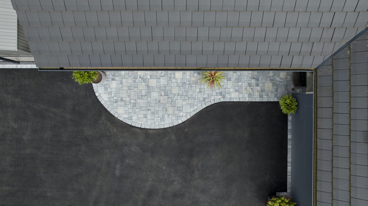 Vue par drone d'une cour en macadam et pavés