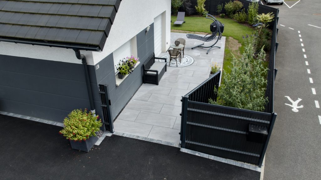 julien-nature-services - terrasse en dalles et cour en macadam