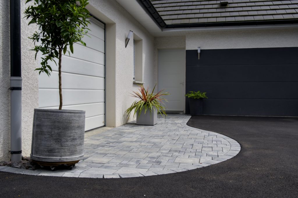 julien-nature-services - cour en macadam et pavé