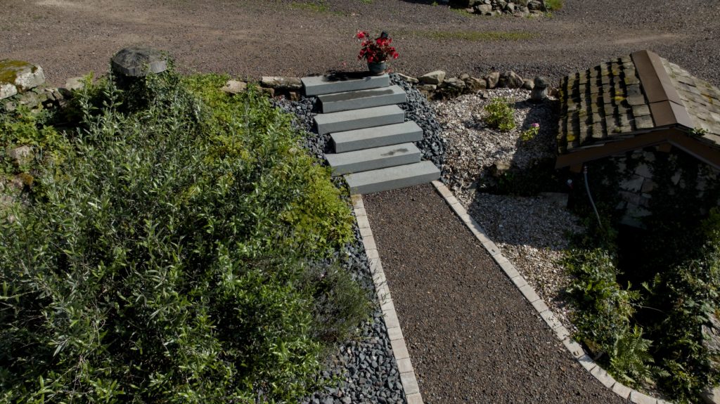 julien-nature-services - escalier en dalles avec petit chemin en gravier