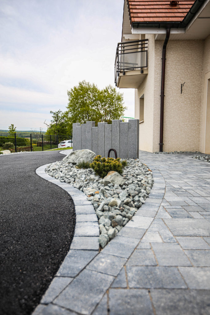 julien-nature-services - cour en macadam et pavé