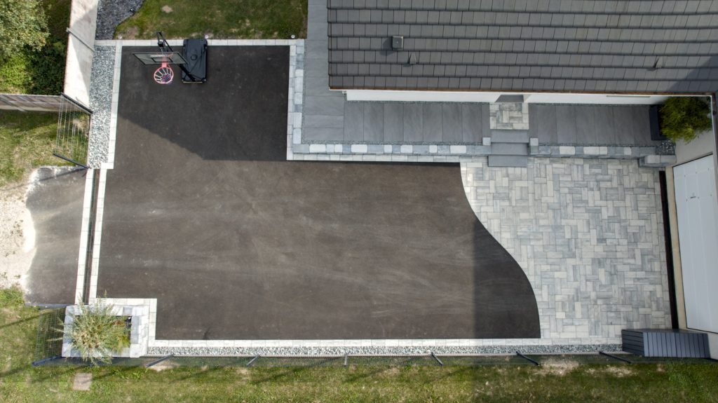 julien-nature-services - vu drone d'une cour en macadam et pavés