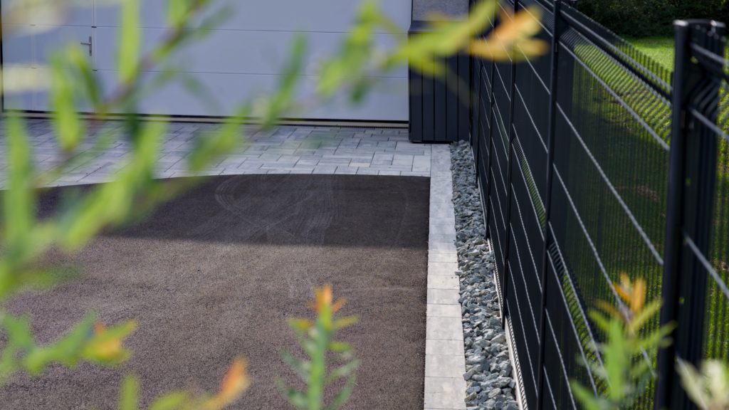 julien-nature-services - cour en pavé et macadam et bordure en cailloux